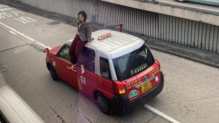 半裸女大鬧灣仔 坐的士車頂並與男子互毆