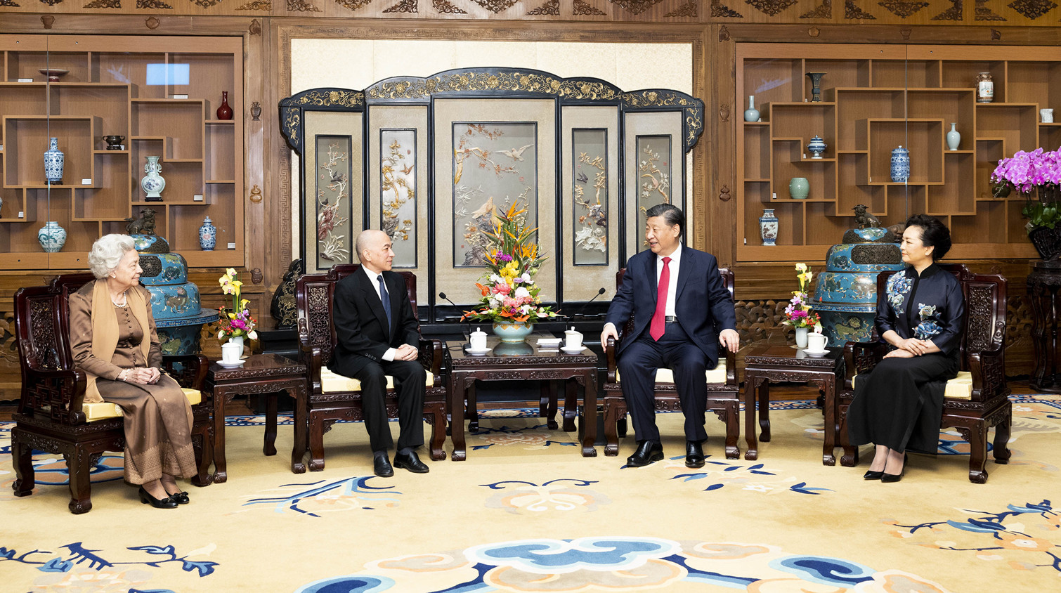 習近平夫婦會見柬埔寨國王西哈莫尼和太后莫尼列