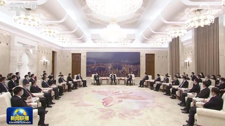 趙樂際看望參加人大會議報道的新聞工作者