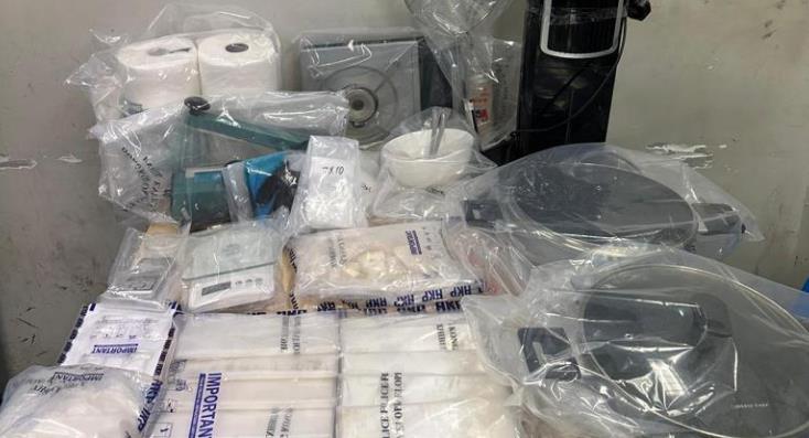 天水圍住宅單位闢製毒工場 警方拘一男檢400萬元可卡因