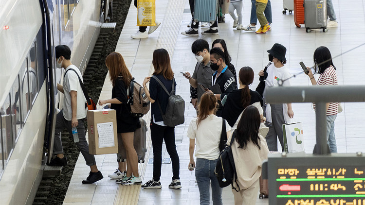 韓國今起全面解除乘坐公共交通口罩令