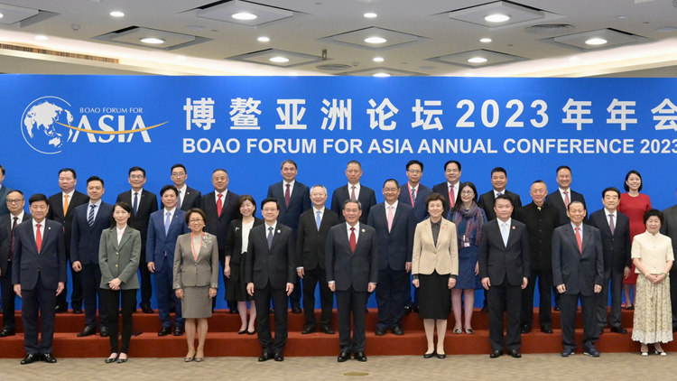 李家超出席博鰲論壇年會 與國務院總理李強及其他代表合照