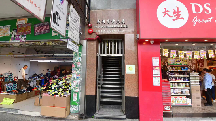 旺角商廈墮鐵枝擊中途人 警拘一男子