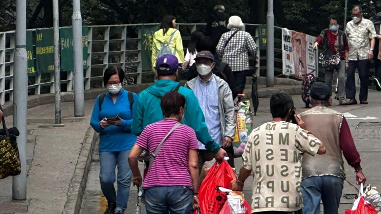 復常後首個清明節 市民除口罩上山掃墓指較以往輕鬆