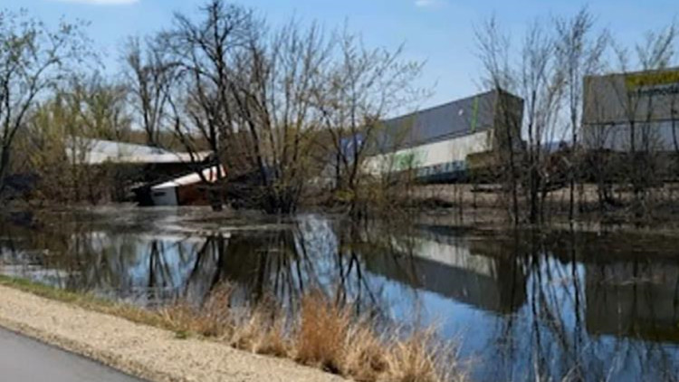 美國又現火車脫軌事故 數節車廂掉入密西西比河