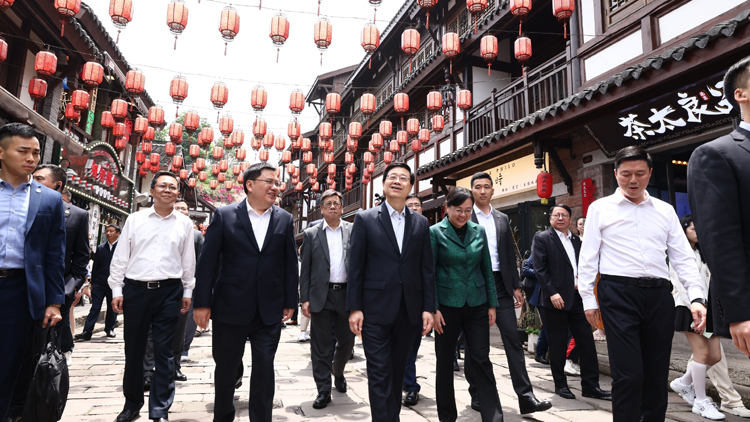 李家超到訪磁器口體驗重慶文化 品嘗正宗重慶麻辣火鍋