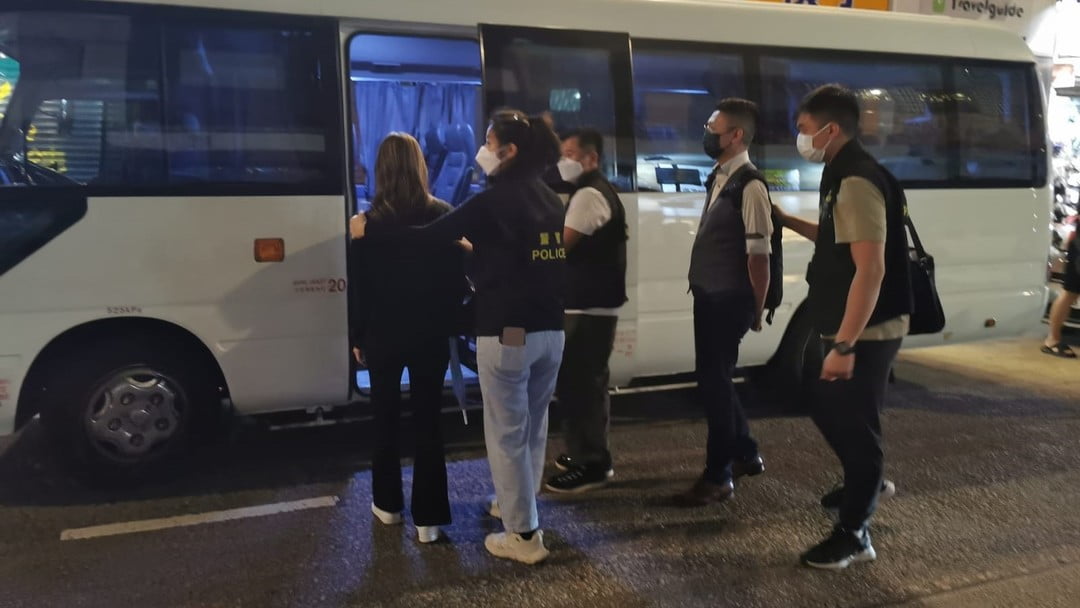 警方油尖打擊無牌賣酒 拘45人 檢值20萬酒品