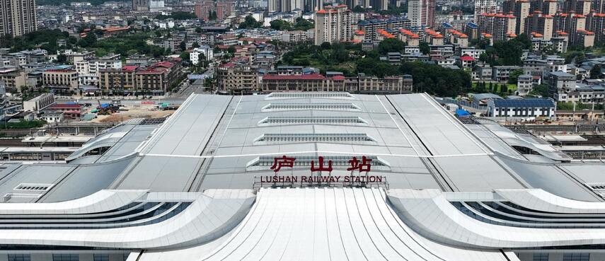 世界首例大型站改鋼結構整體跨線首次頂推成功