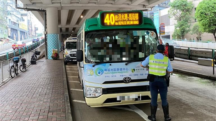 警方打擊小巴乘客不繫安全帶 24人收傳票罰5000元