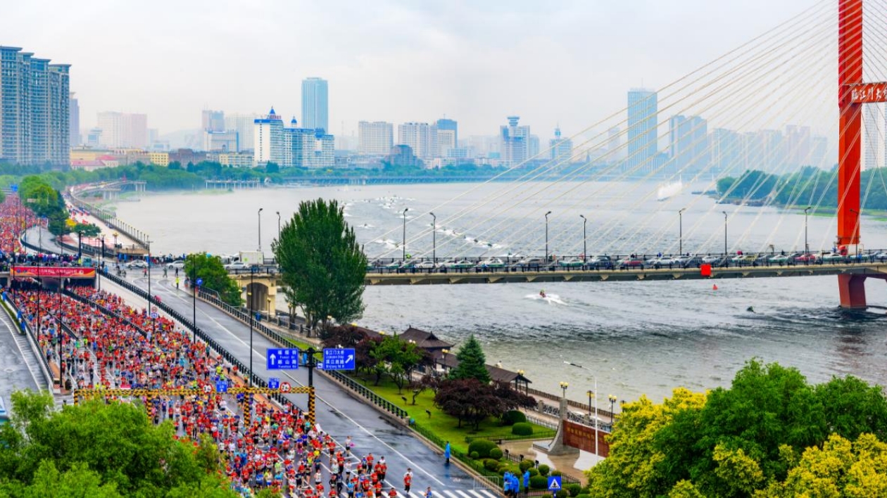 2023吉林市馬拉鬆鳴槍開賽 3萬跑者燃情奔跑