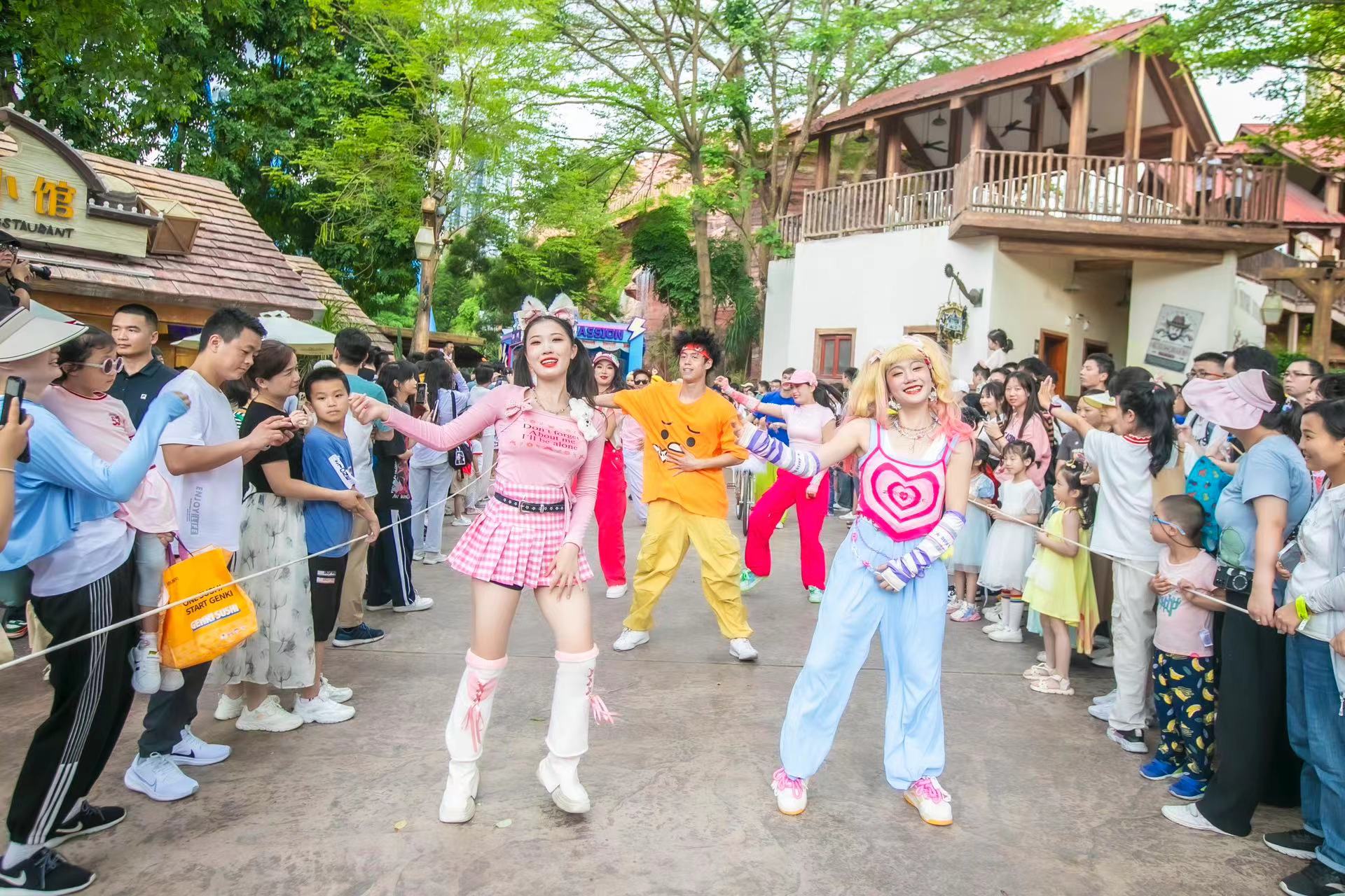 「五一」小長假出遊火熱 深圳歡樂谷迷你世界·冒險山全新開業