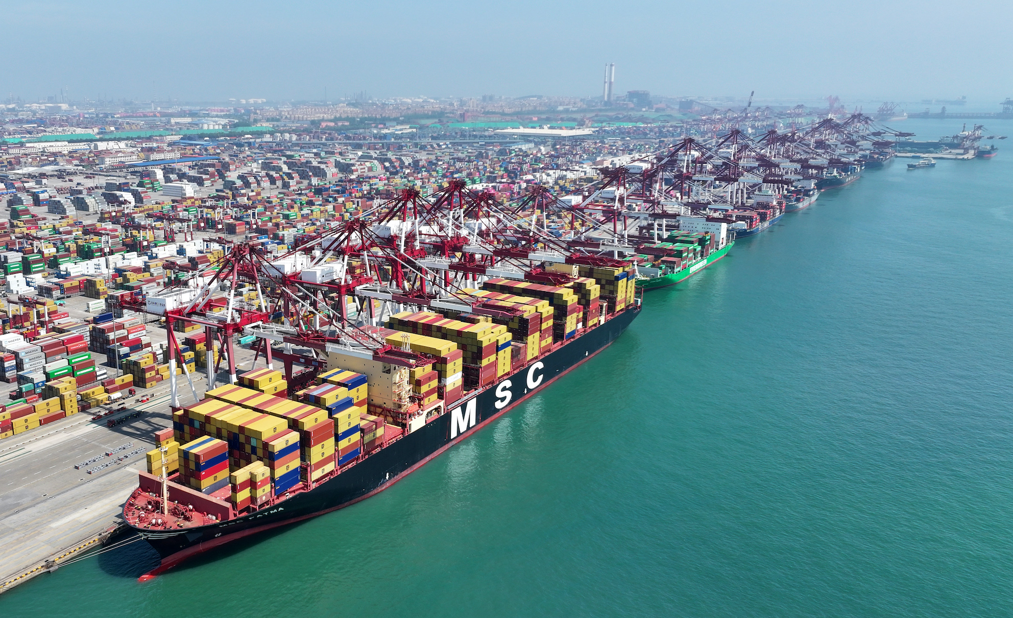 80餘艘大船齊聚 山東港口青島港「五一」忙生產