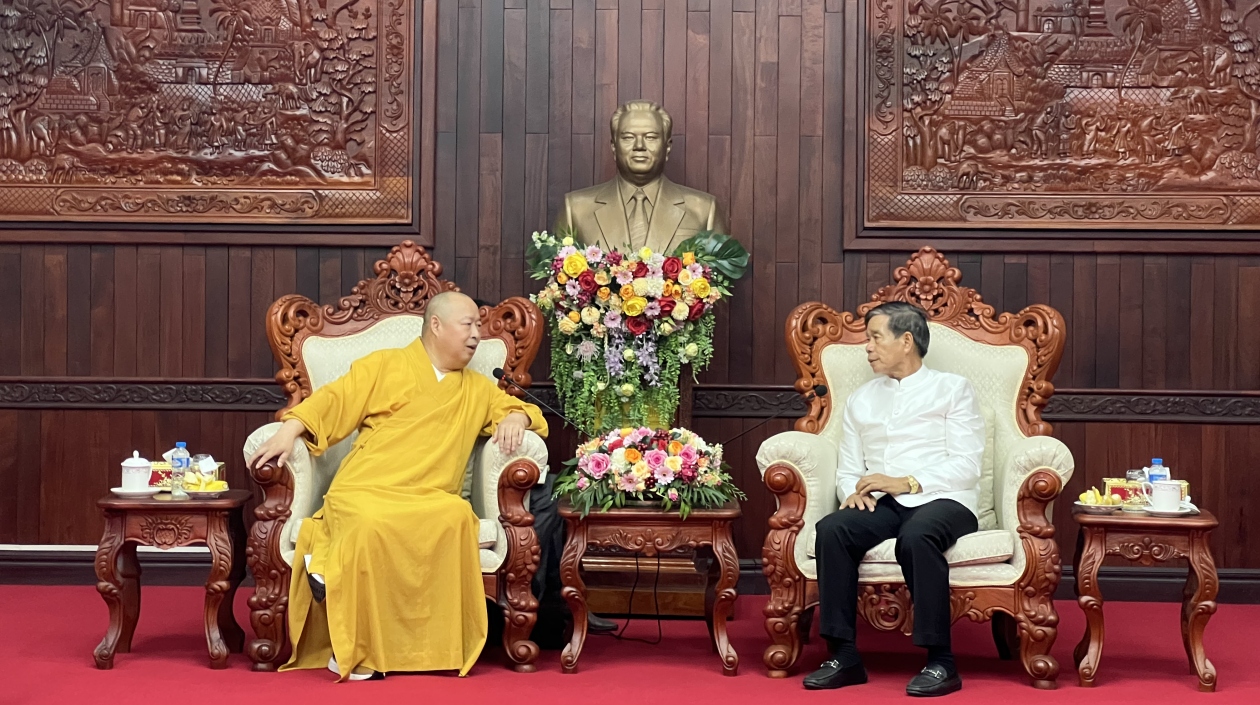 老撾建國陣線中央委員會主席辛拉馮·庫派吞在萬象會見印順大和尚一行