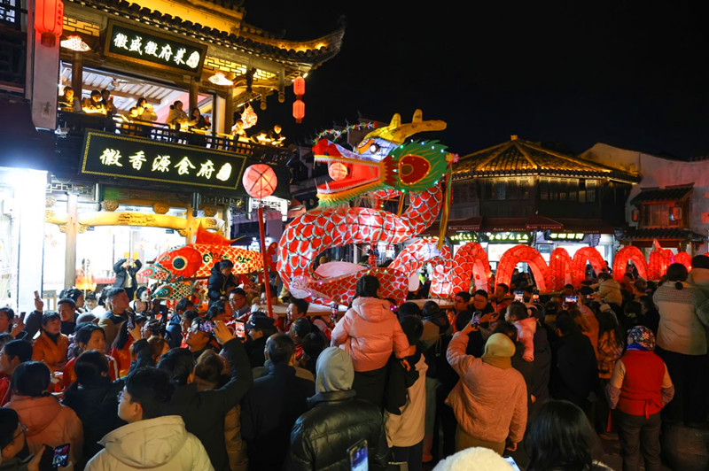 【新春走基層】魚燈映盛世非遺綻華光 皖屯溪民俗巡遊鬧元宵