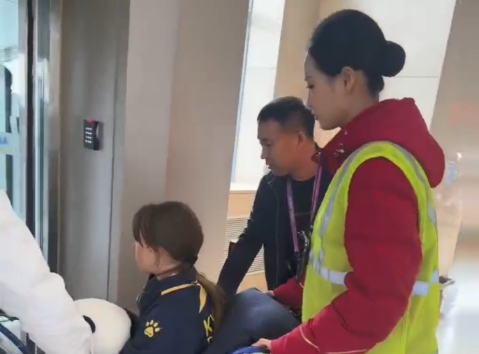 暖心護航！亞冬會隊員受傷回國 南航雙輪椅「移動擔架」快速保障