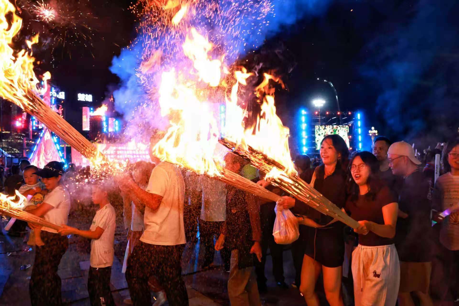 祭火大典下的楚雄成為歡樂不夜城