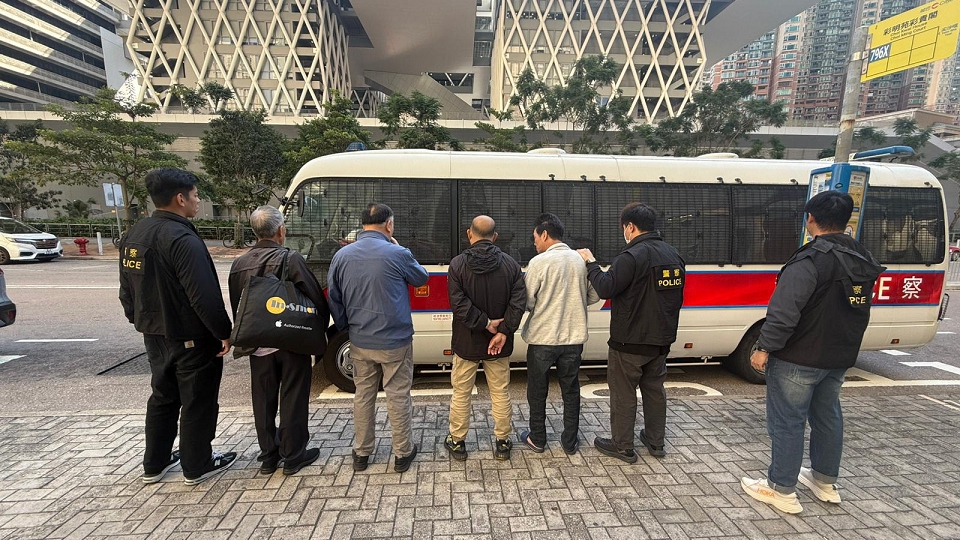 警方將軍澳打擊街頭賭博 拘捕4名六旬男子