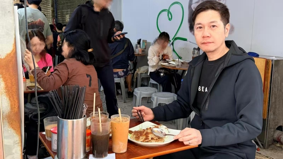 有片 | 吳傑莊探訪大熱肉餅飯冰室 冀政府可支援中小企以創造共融環境