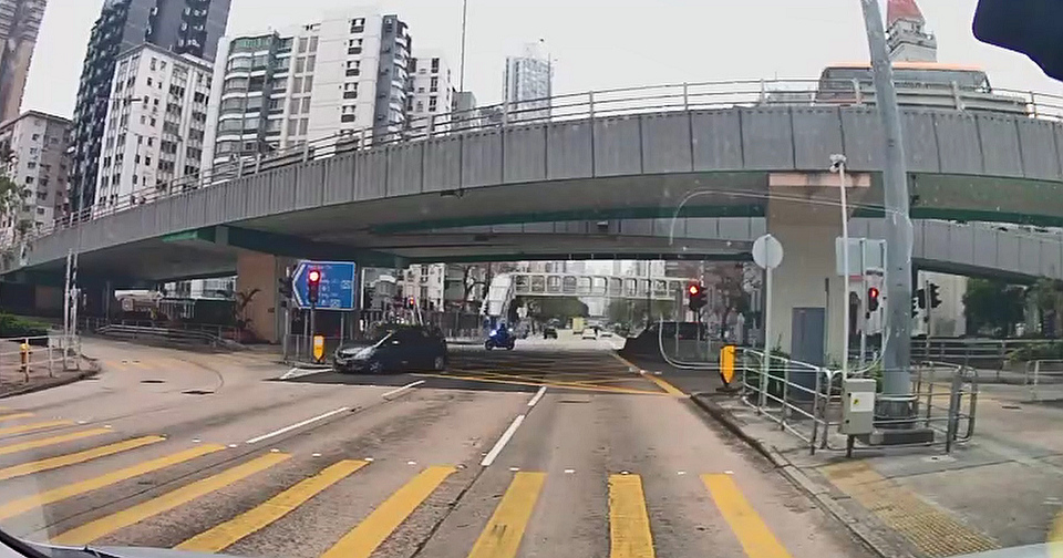 有片｜私家車逃避追捕逆線行車 司機企圖跳橋終被捕