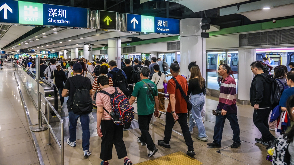 警方提醒：深圳灣口岸人流較多 深圳灣大橋現車龍