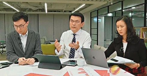 ■邱騰華 (中) 在社交網站直播回應網民提問。   視頻截圖