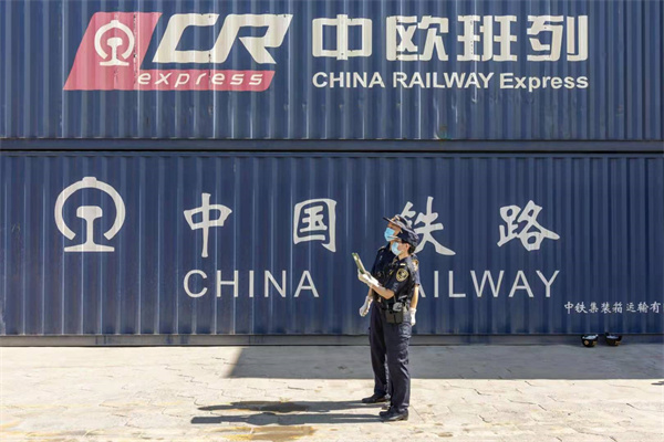 2、東莞海關關員對中歐班列進行監管 彭統其攝.jpg