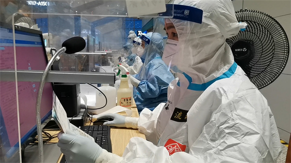 2、廣州海關所屬廣州白雲機場海關關員將旅客相關信息錄入疫情防控作業信息化管理系統（關芸 攝）.jpg