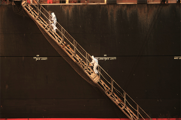 3、廣州海關所屬南沙海關關員對進境船舶實施登臨檢疫（馬寅棟 攝）.jpg