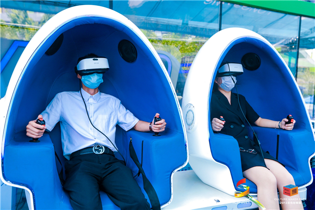 1631951354316918.jpg 現場來賓在體驗VR裝置.jpg