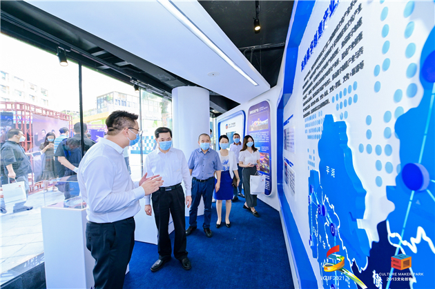 1631951370177139.jpg 龍崗副區長黃惠波參觀園區.jpg