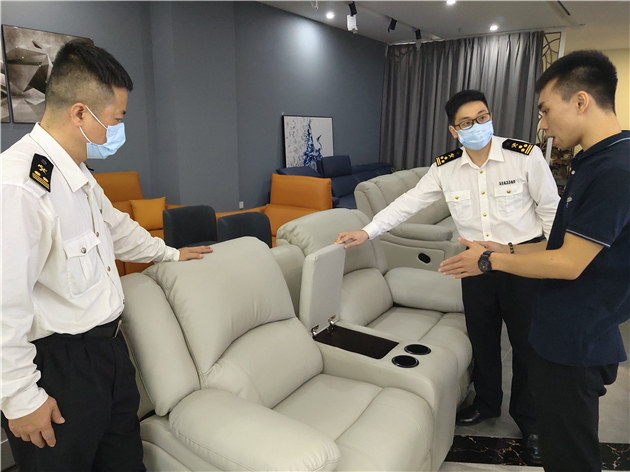 2：廣州海關關員前往市場採購出口家具企業調研.jpg