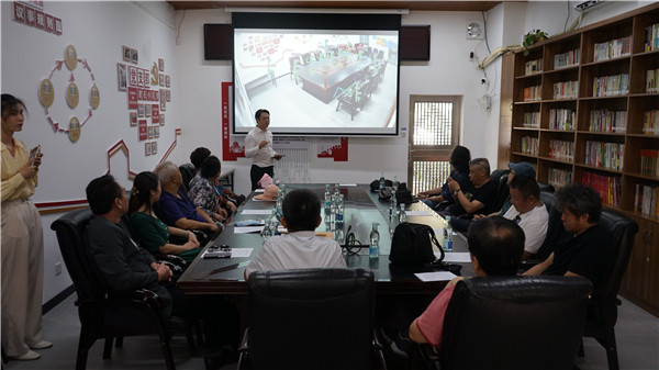 1632896335836726.jpg 5G+智慧养老服务平台工作人员向采风团介绍项目功能.JPG