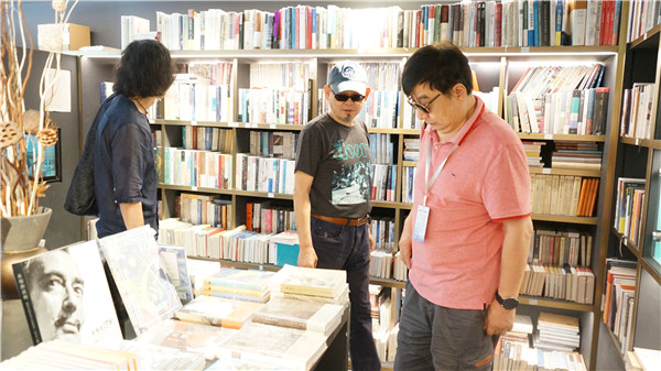 1632896373856038.jpg 采风团一行参观书吧.JPG