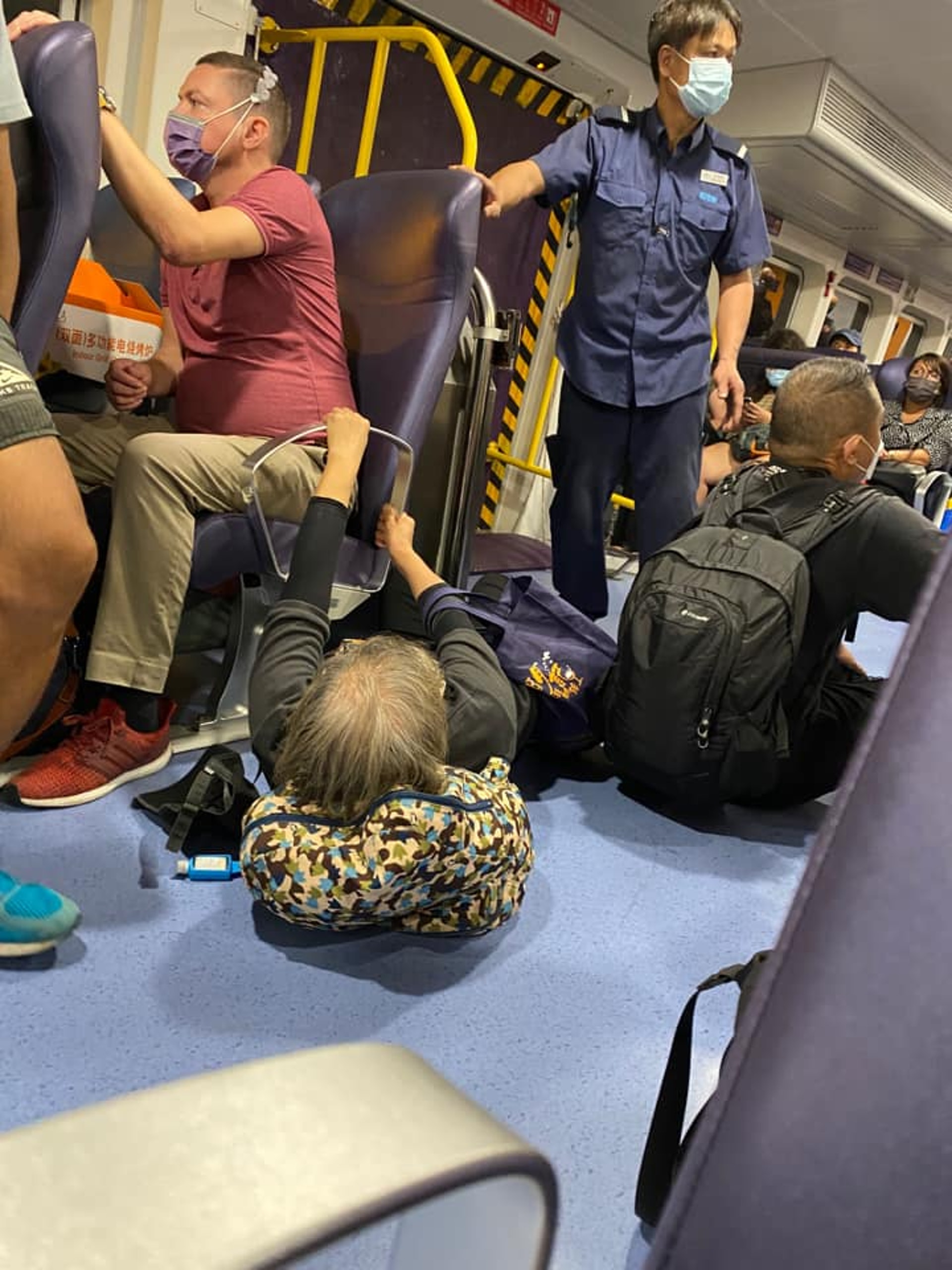 1635300426113191.jpg 渡輪乘客.jpg