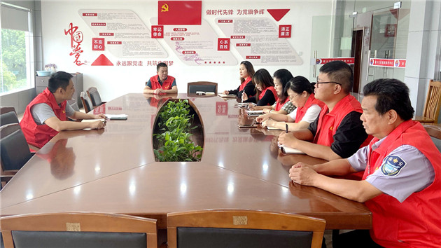 1635489321654080.jpg 星火社區「紅馬甲」志願者參與文明城市長效管理攻堅行動小組會議,精細化落實創建工作,提升崇川經開區城市品質。.jpg