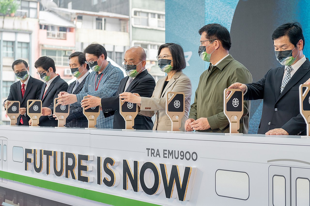 2021.04.01_總統出席「EMU900型空調通勤電聯車」首航典禮_-_51087452906.jpg
