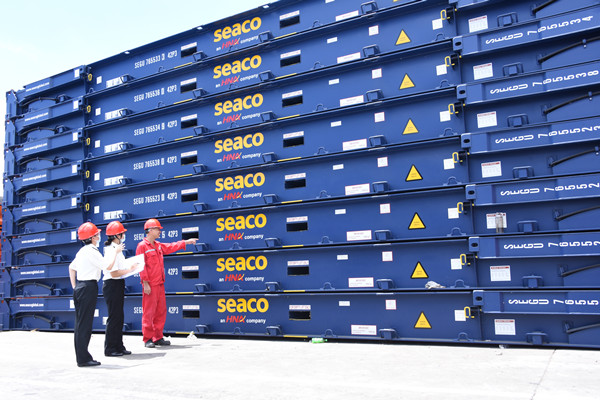 2:江門海關所屬新會海關關員到廣東新會中集集裝箱有限公司了解集裝箱生產情況2 新會海關 攝_副本.jpg