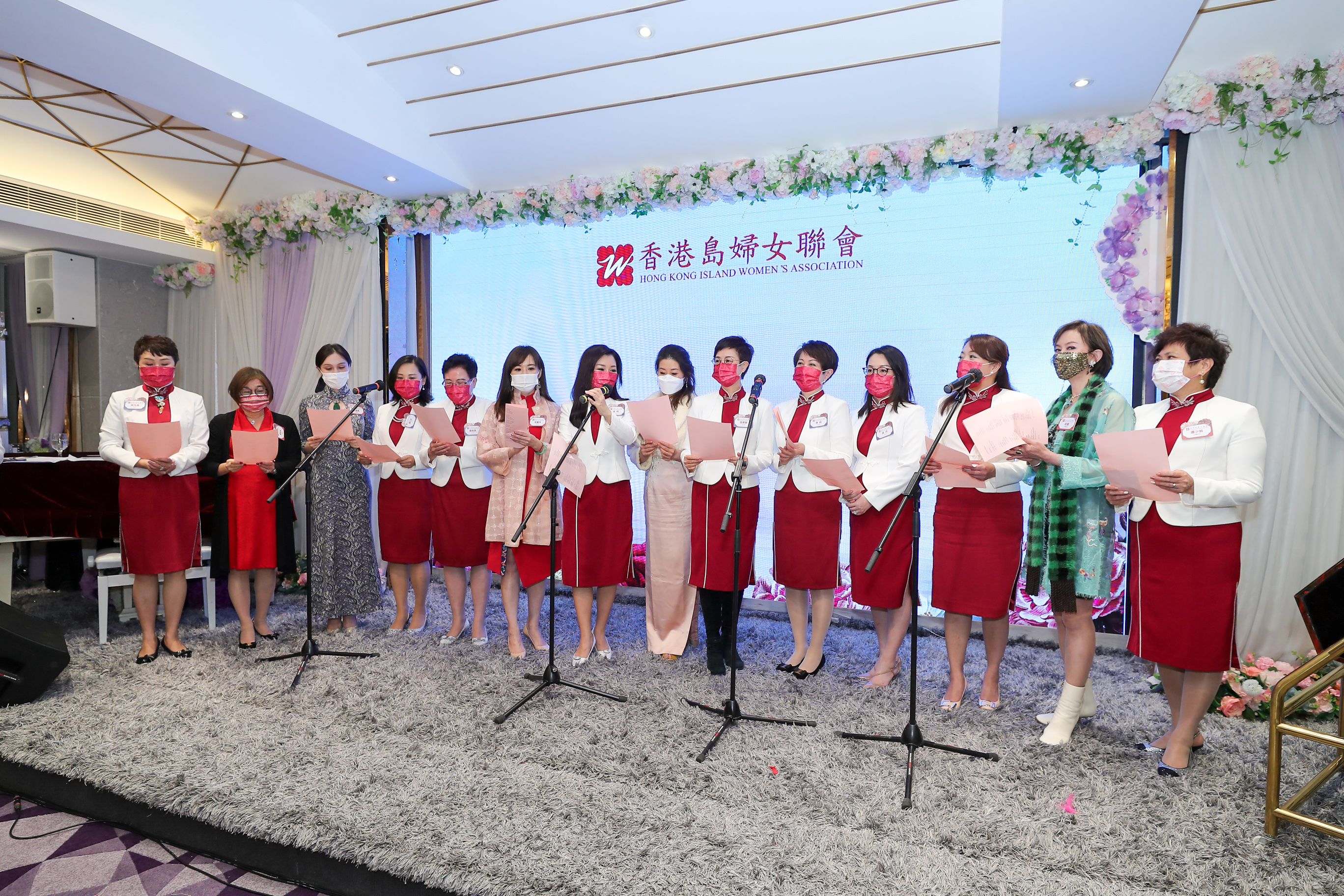 各姐妹們演唱香港島婦女聯會會歌《愛生命擁抱》.jpg