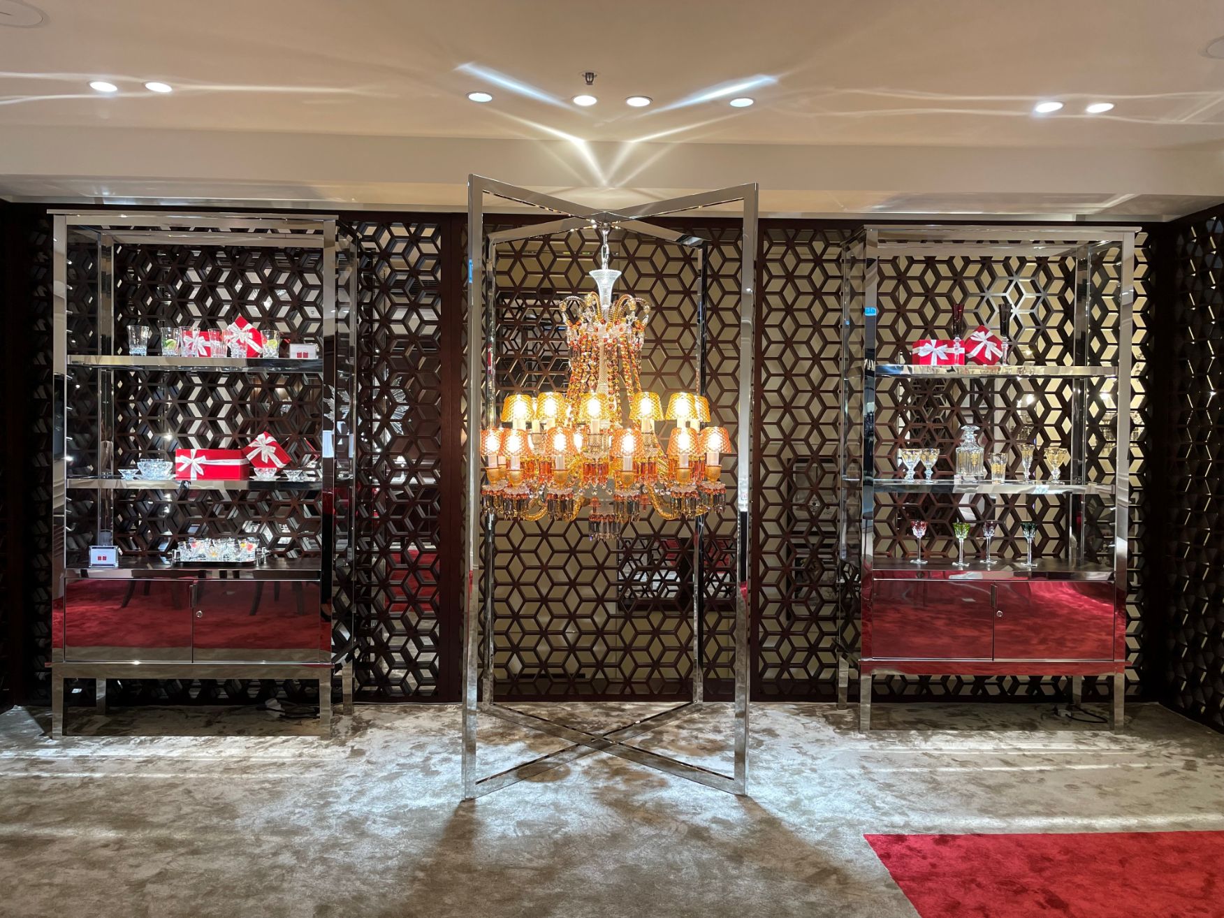 全球限量50件的Baccarat Faunacrystopolis 24L Zenith枝形吊燈.jpg