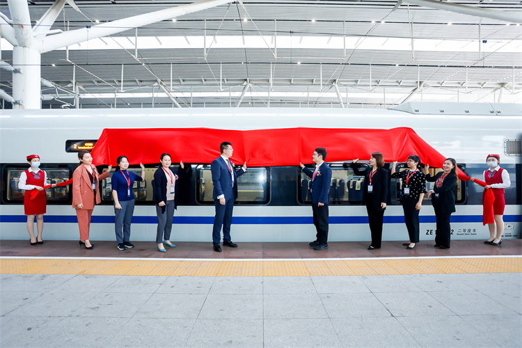 3、領導們為專列揭幕.jpg