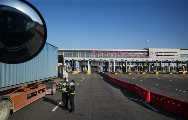 2：大橋海關關員正在查驗供澳建材 俞波攝.jpg