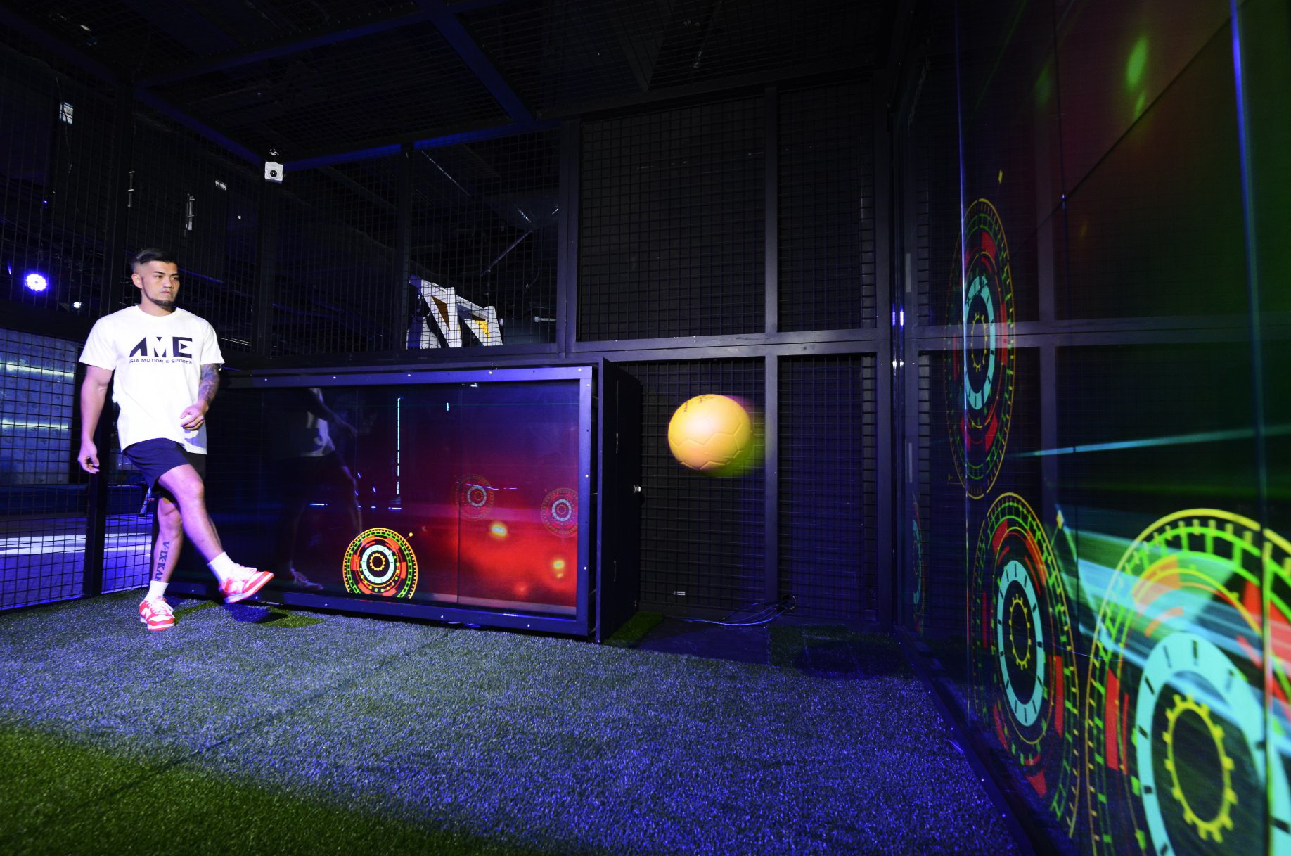 擁有270度三面環繞的LED反應墻,仿佛置身於街頭進行傳球及射門.jpg