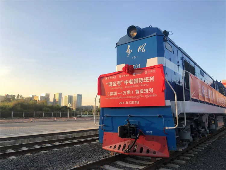 2、中老友好“一路牽”  深圳海關助力中老國際班列（深圳-老撾）啟航.jpg