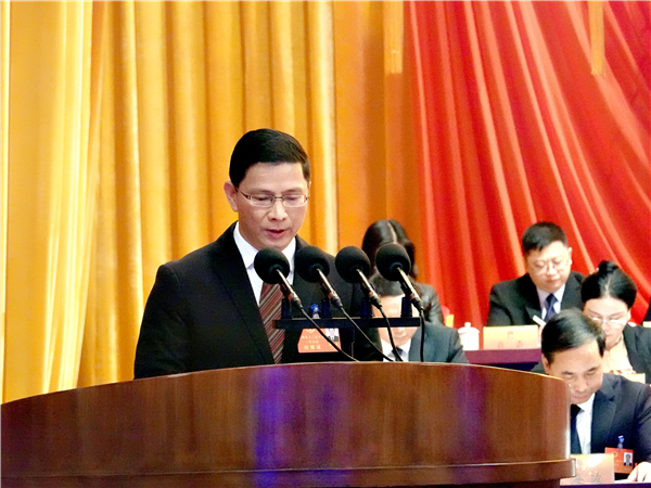 3、惠州市人大代表、市長溫金榮在向大會作《政府工作報告》.jpg
