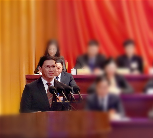 2、惠州市人大代表、市長溫金榮在向大會作《政府工作報告》.jpg