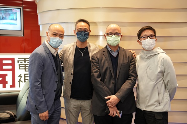 有線寬頻行政總裁黃思遠(左二)邀請著名音樂人趙增熹(右一)，聯合非牟利機構香港醫樂人與醫護團隊，共同策劃並錄製醫護打氣歌《不要放棄 Never Give Up》。.JPG