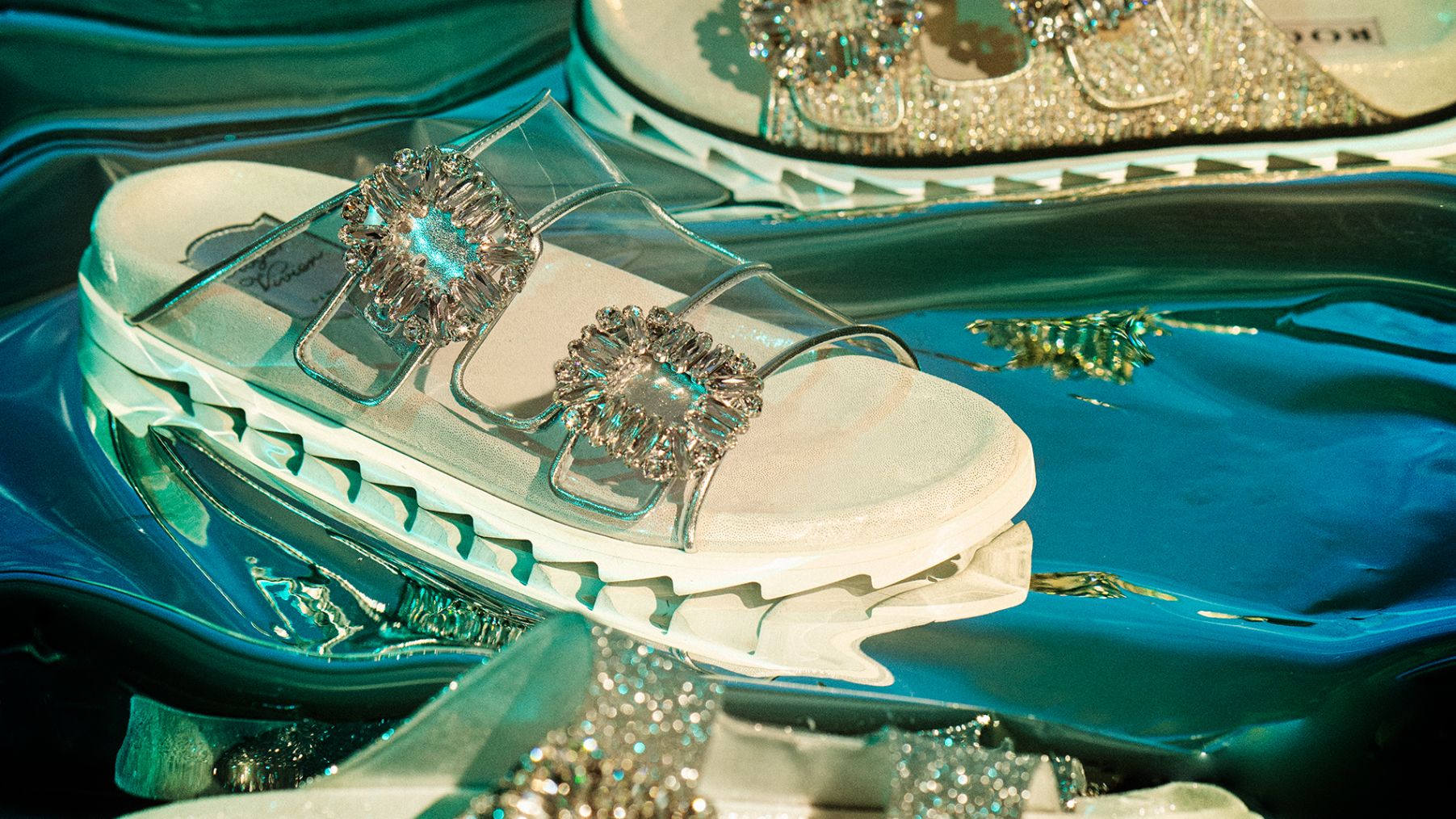 Roger Vivier Slidy Viv'鑽扣PVC裸跟鞋.jpg