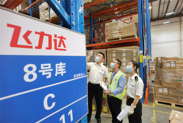 2、沙田海关关员在综保区内企业调研 张海龙摄.jpg