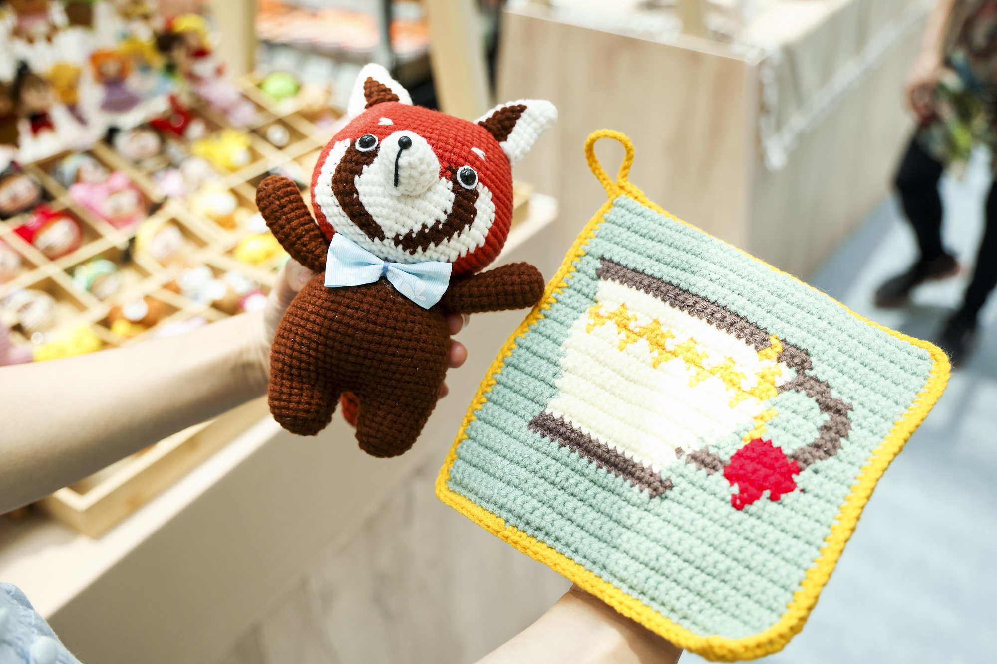 Chestnut Corner主打自家設計的手織物,特意於市集帶來手織茶壺套裝.jpg