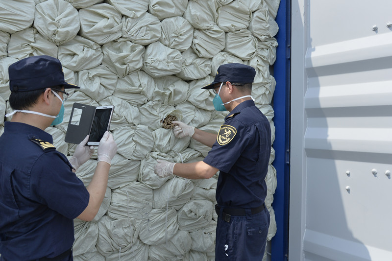 1:江門海關所屬鶴山海關關員對中歐班列出口貨物進行現場查驗。李保華/攝_副本.jpg